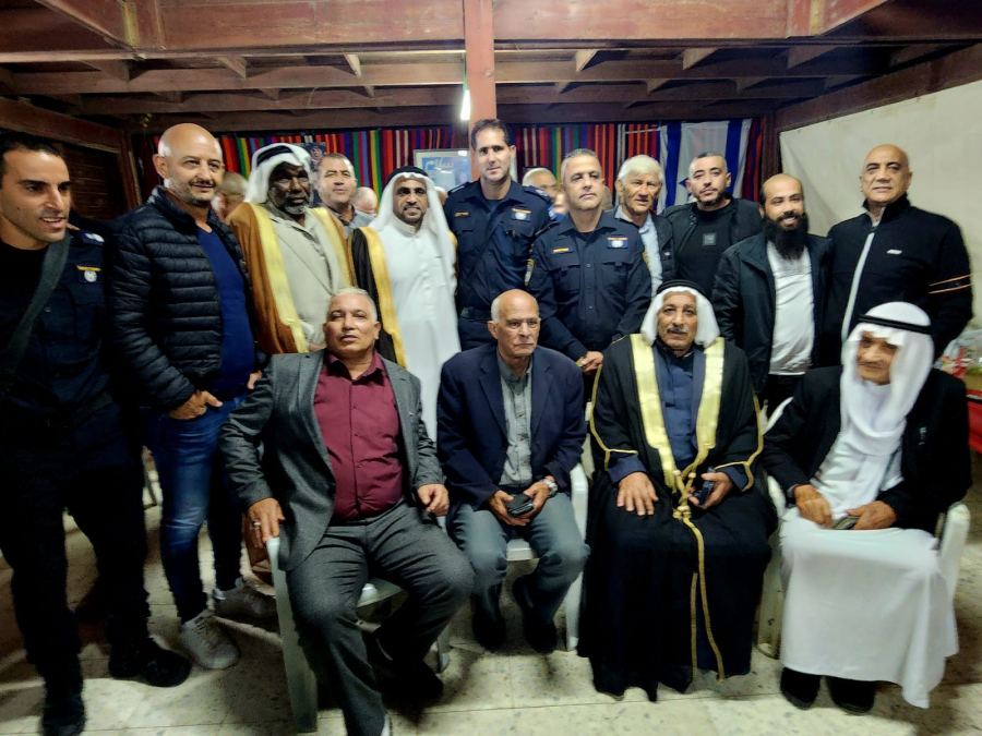 الشرطة الاسرائيلية تجتمع ببعض الشخصيات في النقب